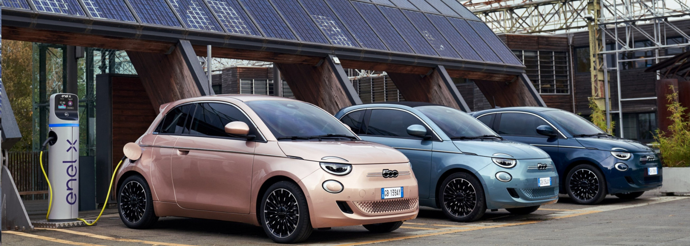 Fiat 500 Elektro, La Prima, 3+1, Range, Elektroauto, Range, Elektrofahrzeug, Rosegold, 3 Türen, parkiert, Türen offen